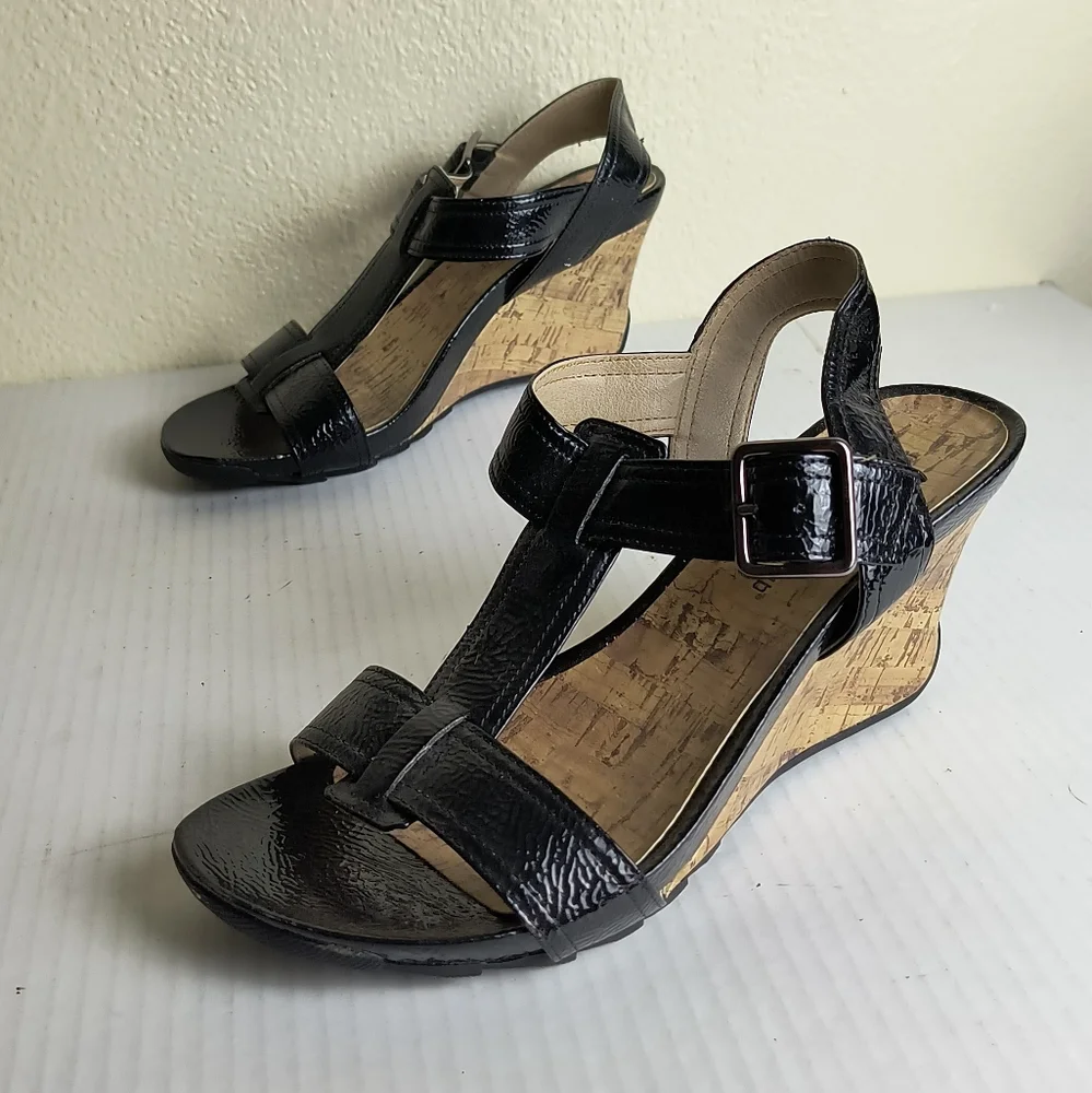 Montego Bay Club 7.5 Black and Tan Wedge Sandals  Slingback